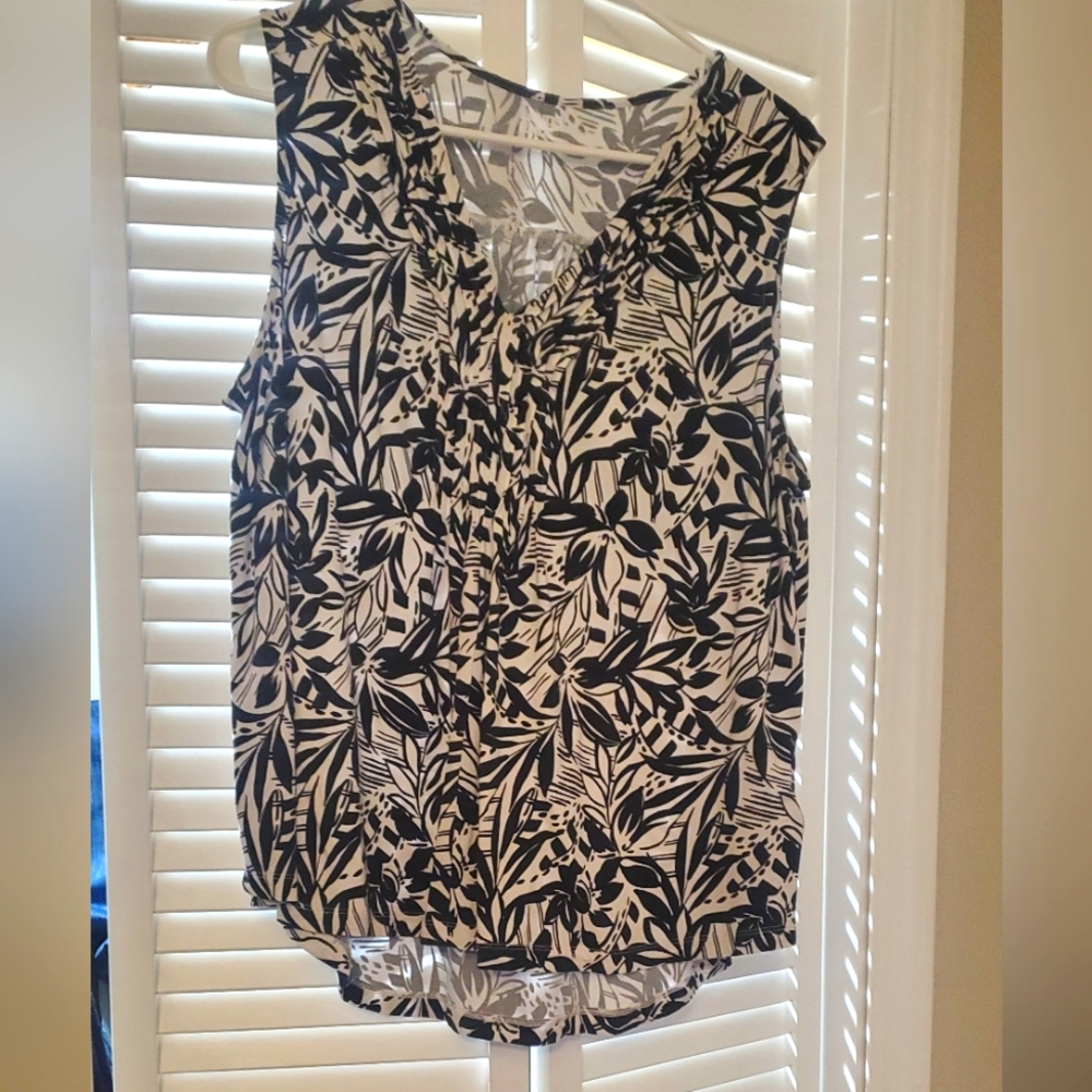 Lands End black and White Floral Sleeveless Top.